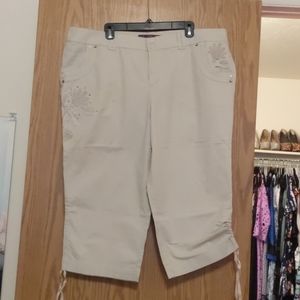 Gloria Vanderbilt tan capris with embroidery